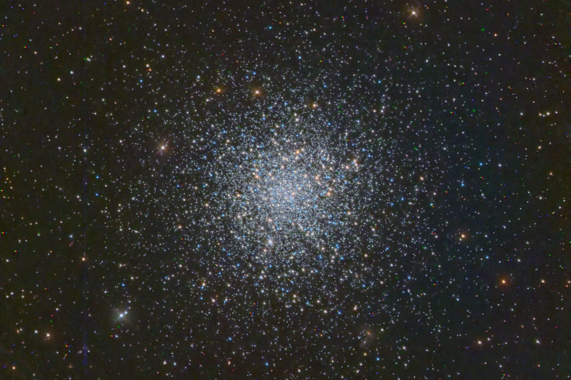 Messier 12 (auch als NGC 6218 bezeichnet) ist ein 6,1 mag heller Kugelsternhaufen mit einem scheinbaren Durchmesser von 16′ im Sternbild Schlangenträger (Ophiuchus).